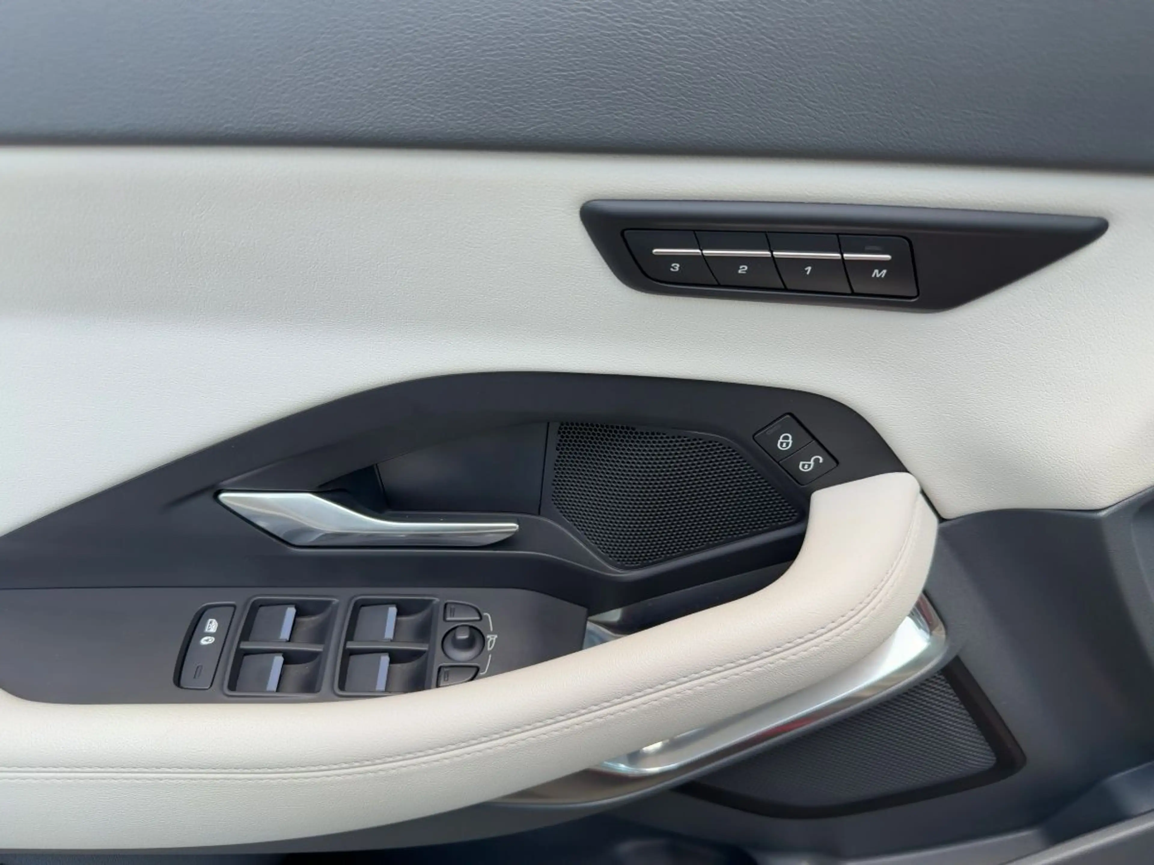 Jaguar E-Pace P200 S AWD LED+NAV+APP+ACC+SHZ+RFK+AHK — photo 16
