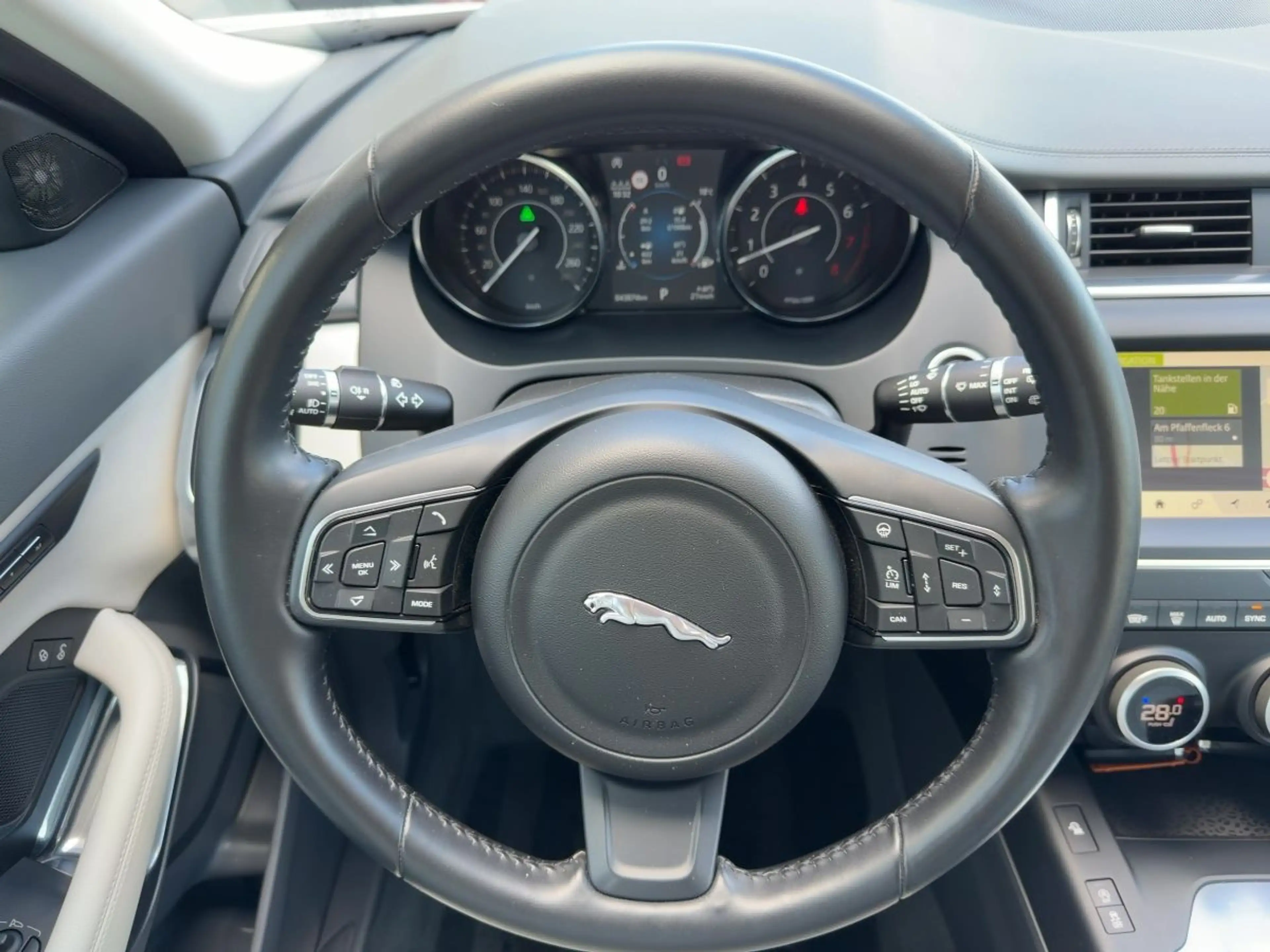 Jaguar E-Pace P200 S AWD LED+NAV+APP+ACC+SHZ+RFK+AHK — photo 10