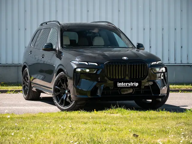 BMW X7 view 3