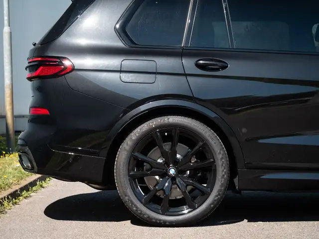 BMW X7 view 9