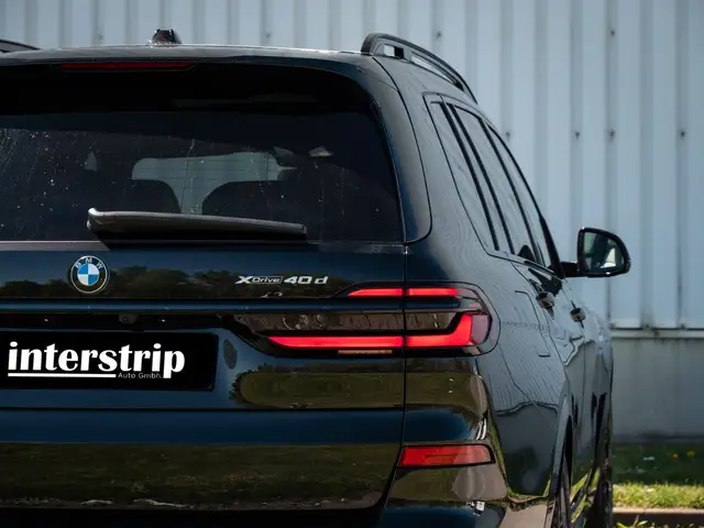 BMW X7 view 8