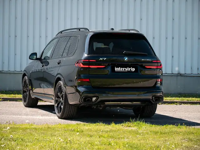 BMW X7 view 4