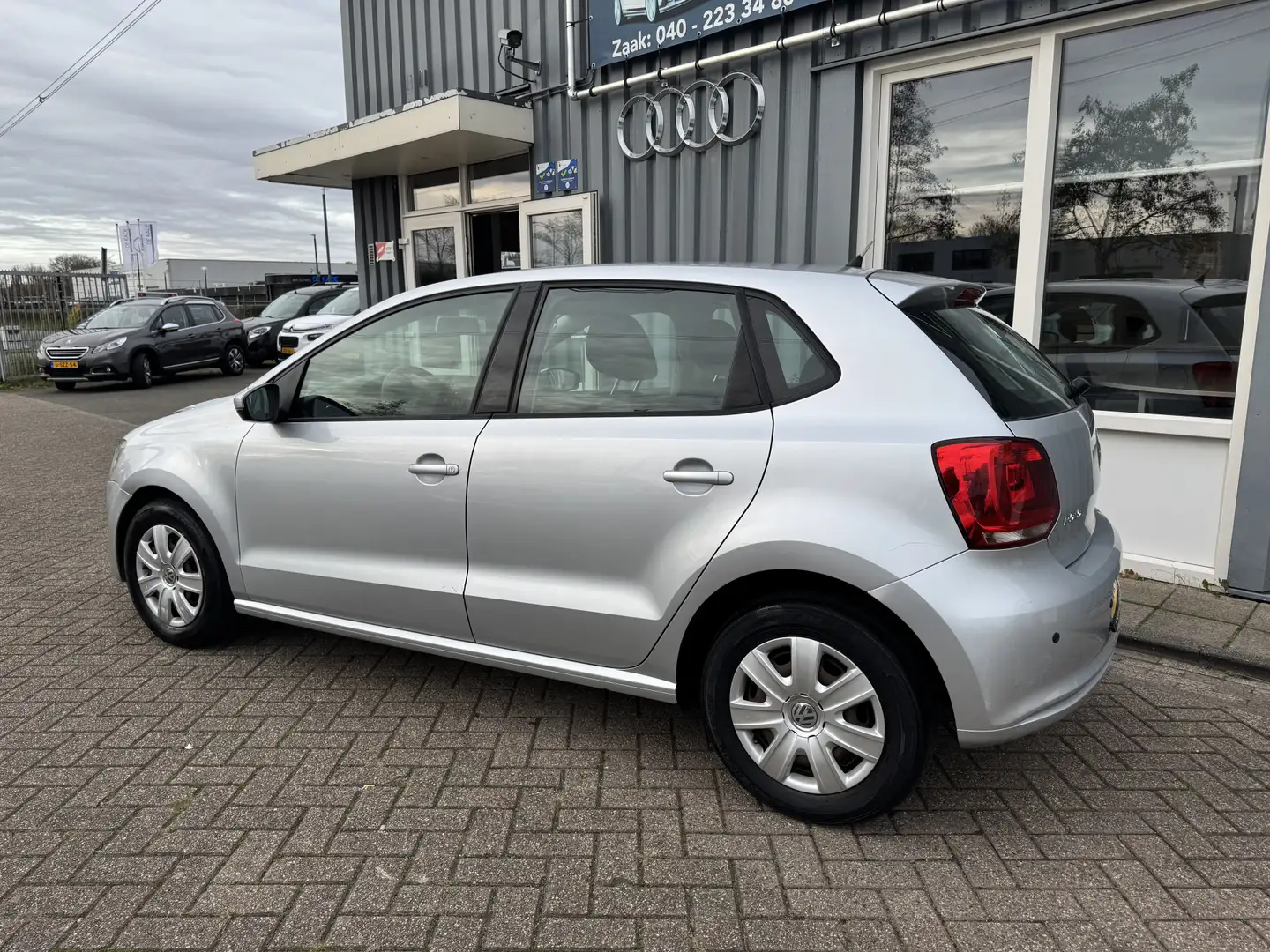 Volkswagen Polo 1.2 Easyline Gris - 2