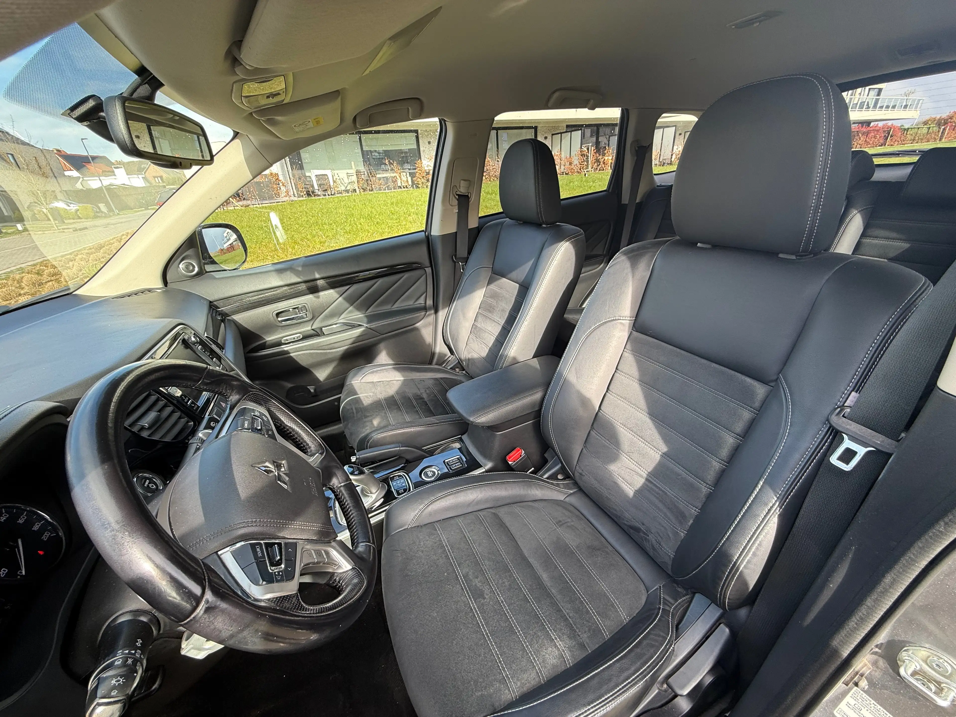 Mitsubishi Outlander Outlander PHEV 2.0i 4WD Business Edition — photo 10