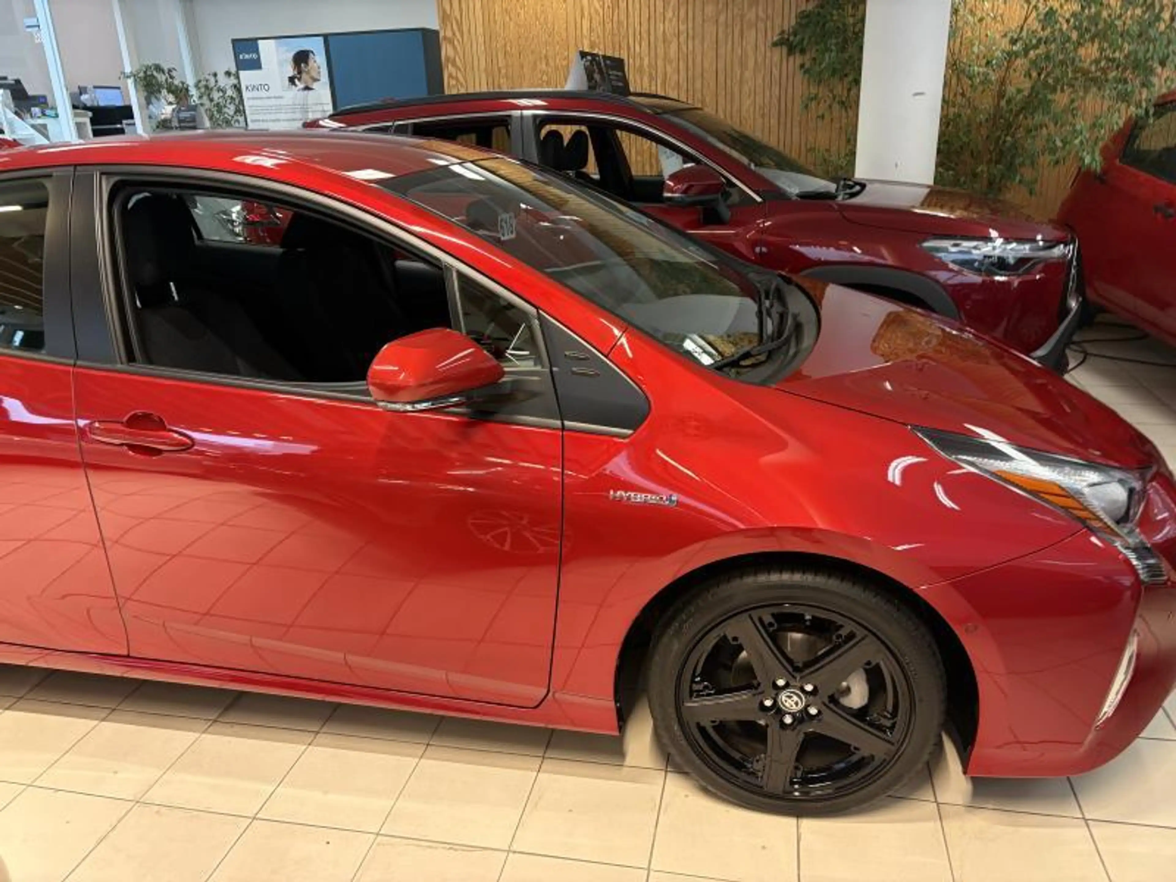 Toyota Prius IV Lounge — photo 3
