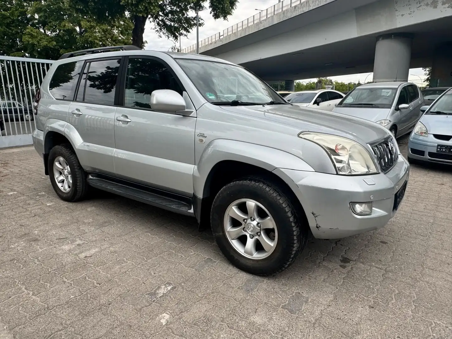 Toyota Land Cruiser 3.0 D-4D Sol Automatik/Navi/Leder Stříbrná - 2