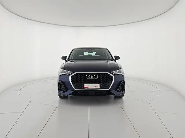 Audi Q3 view 7