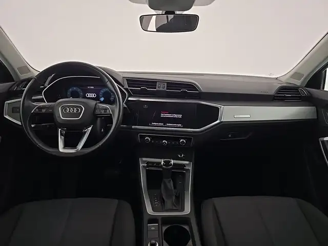 Audi Q3 view 11