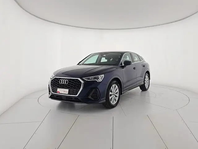 Audi Q3 main image