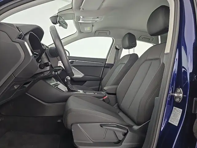 Audi Q3 view 9
