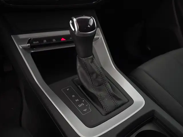 Audi Q3 view 12