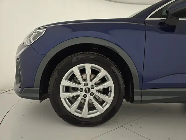 Audi Q3 view 8