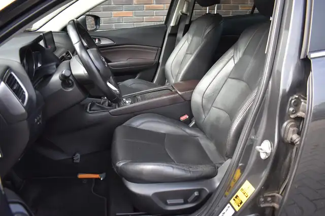 Mazda Mazda3 view 4