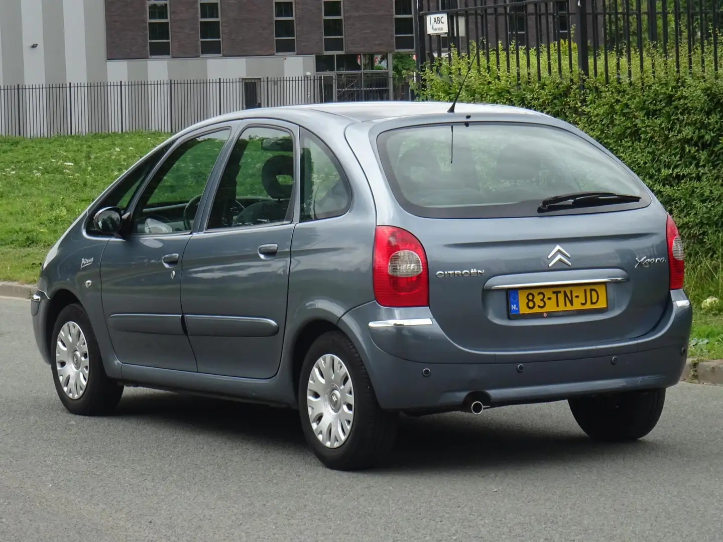 Citroen Xsara Picasso 1.6i-16V Caractère 108DKM/NAP/PDC/APK Grijs - 2