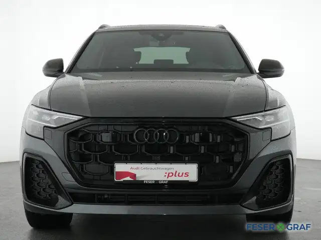 Audi Q8 view 12