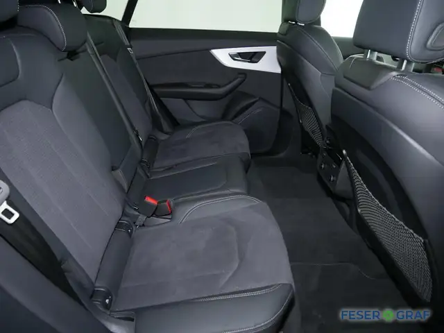 Audi Q8 view 7