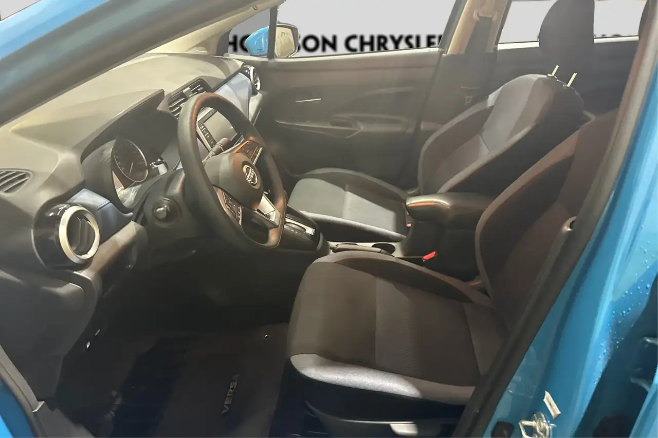 Nissan Versa снимка Nissan Versa