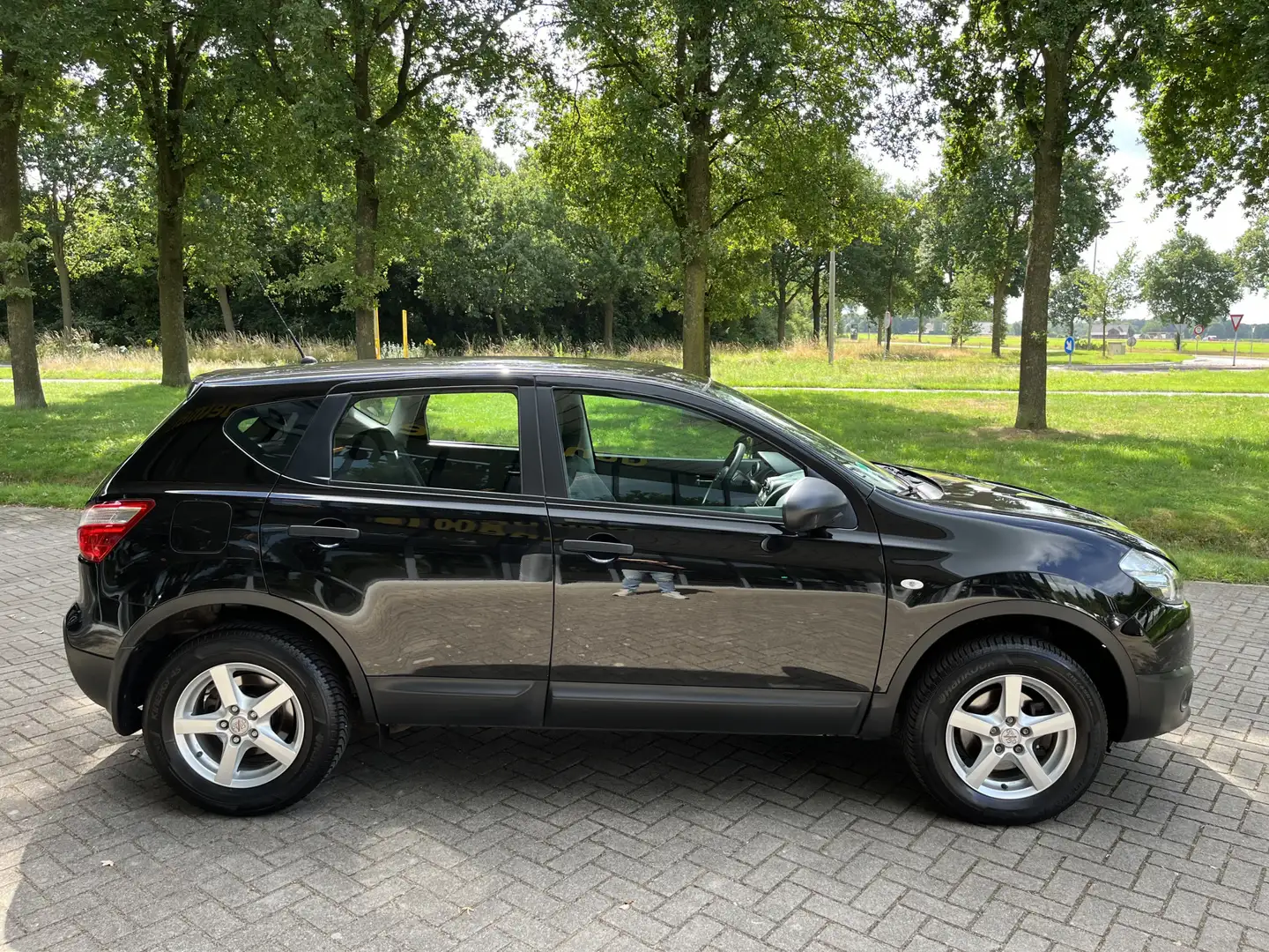 Nissan Qashqai 1.6 Visia | AIRCO | BLUETOOTH | CRUISE | PDC ACHTE Zwart - 2