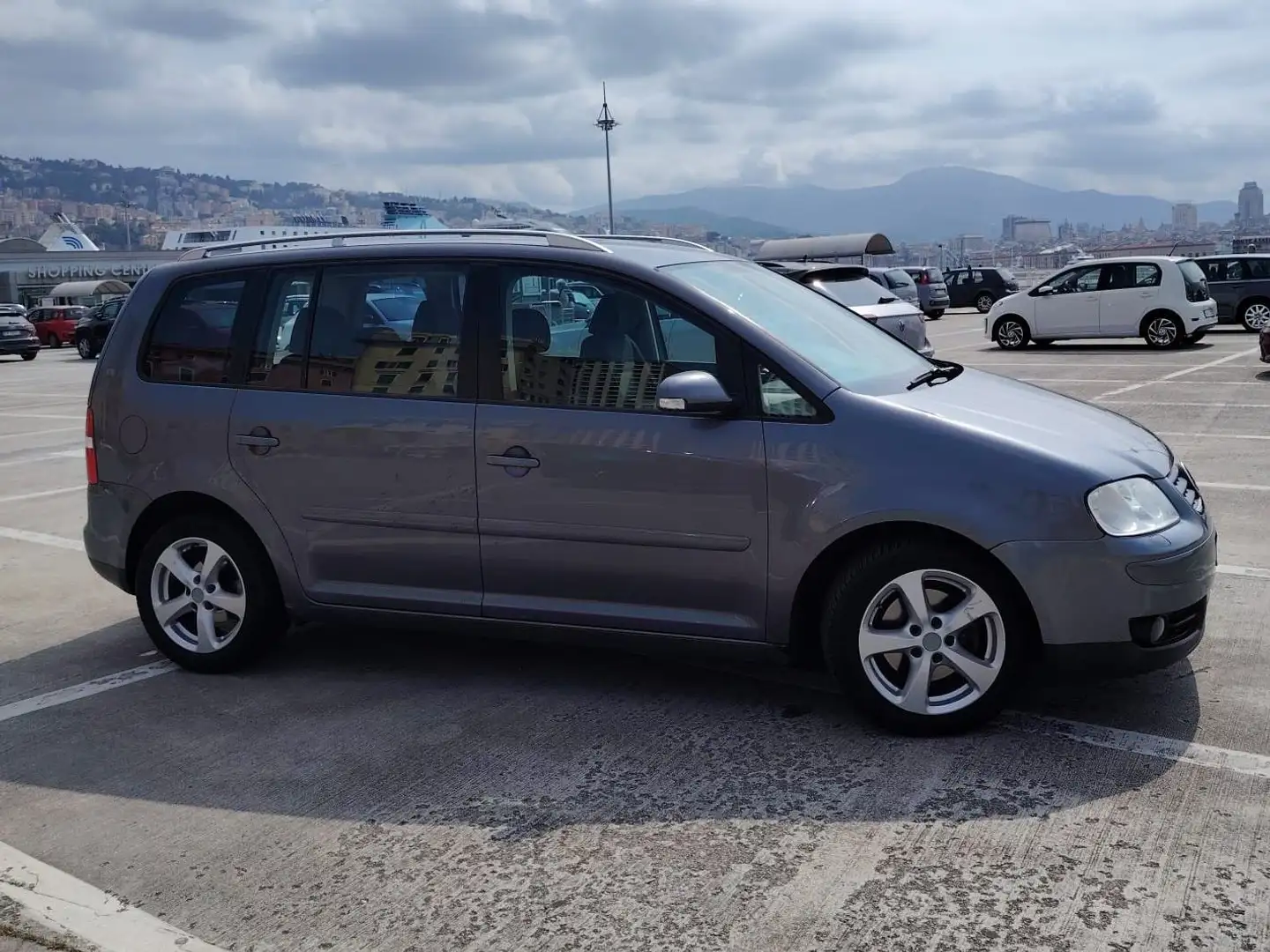 Volkswagen Touran Touran 2.0 tdi Trendline 140cv dpf Grigio - 2