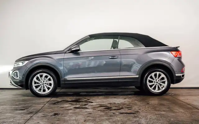 Volkswagen T-Roc view 3