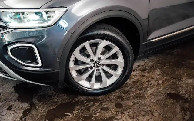 Volkswagen T-Roc view 8
