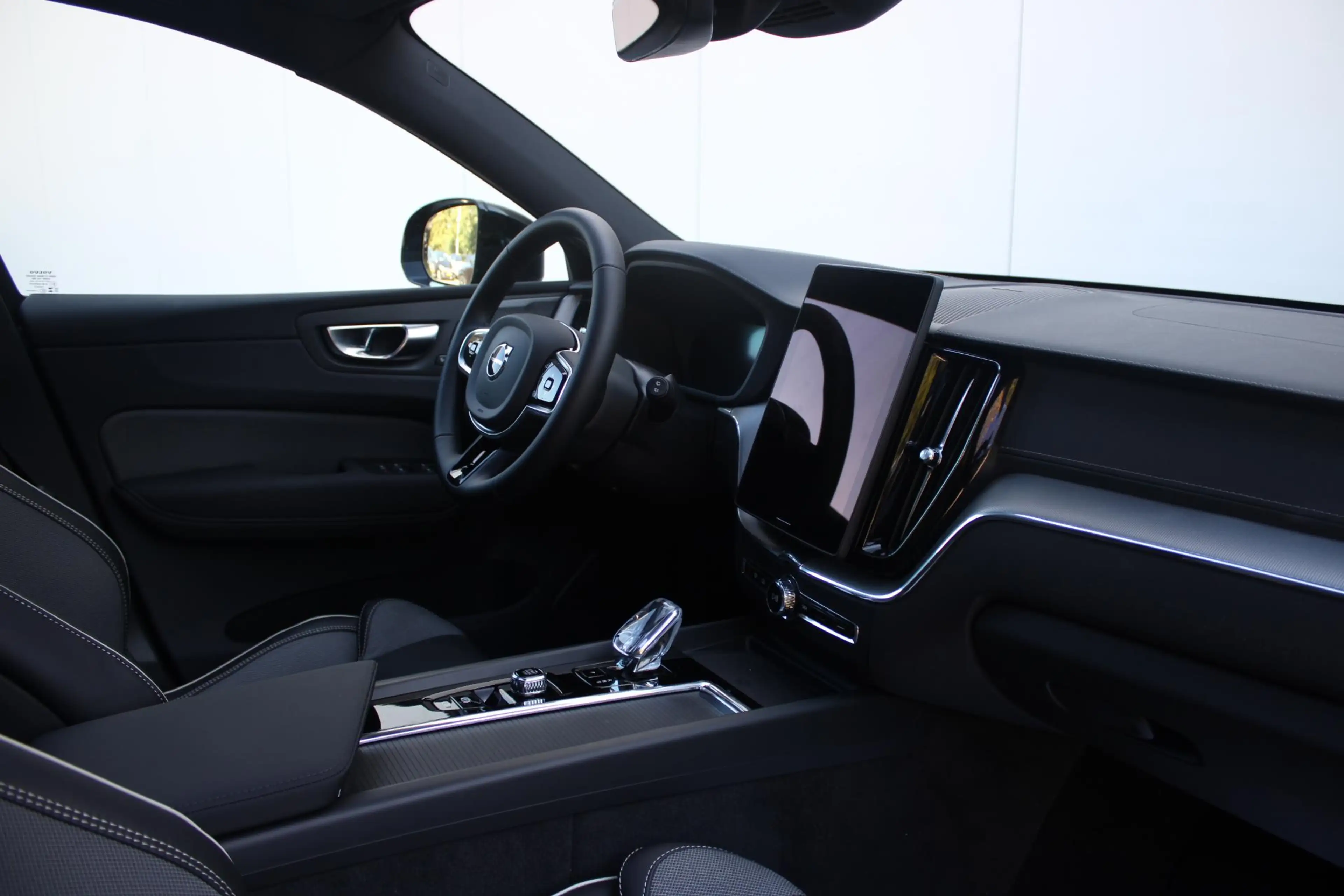 Volvo XC60 T6 Plug-in hybrid AWD Ultra Black Edition | Luchtv — photo 4