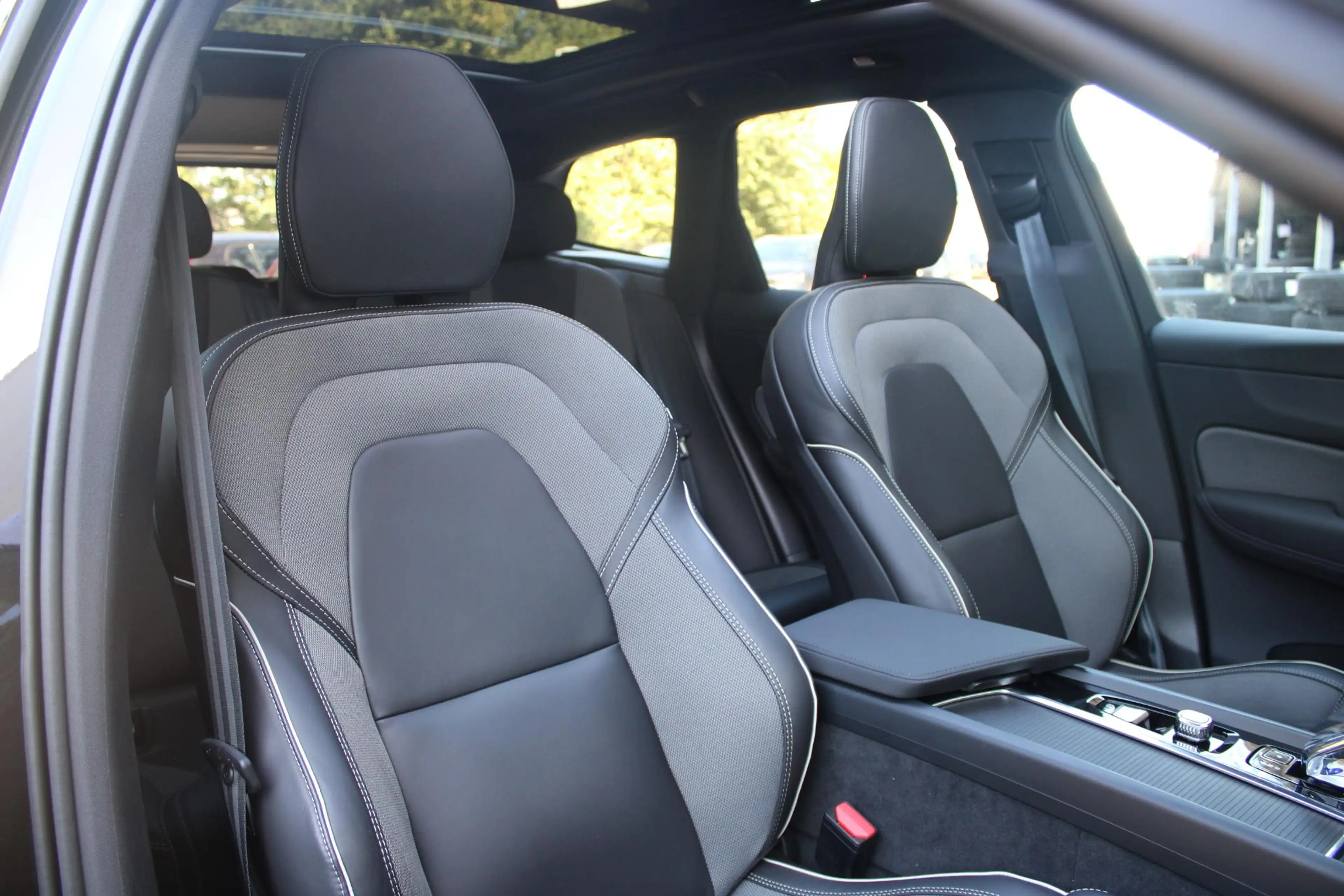 Volvo XC60 T6 Plug-in hybrid AWD Ultra Black Edition | Luchtv — photo 5