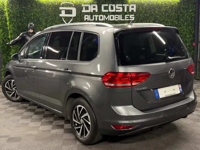 Volkswagen Touran view 4