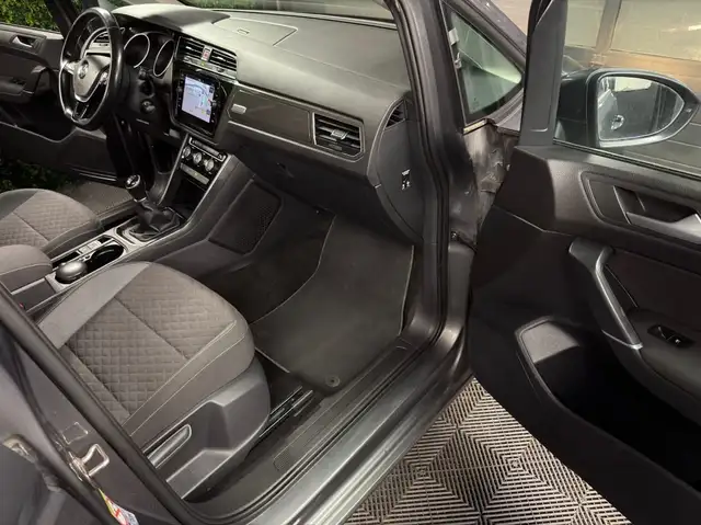 Volkswagen Touran view 9