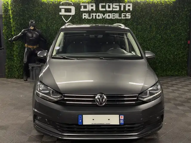 Volkswagen Touran view 3