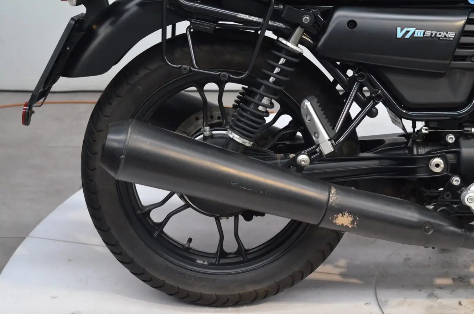 Moto Guzzi V7 III Stone 2018 - 26.000 KM plava - 2