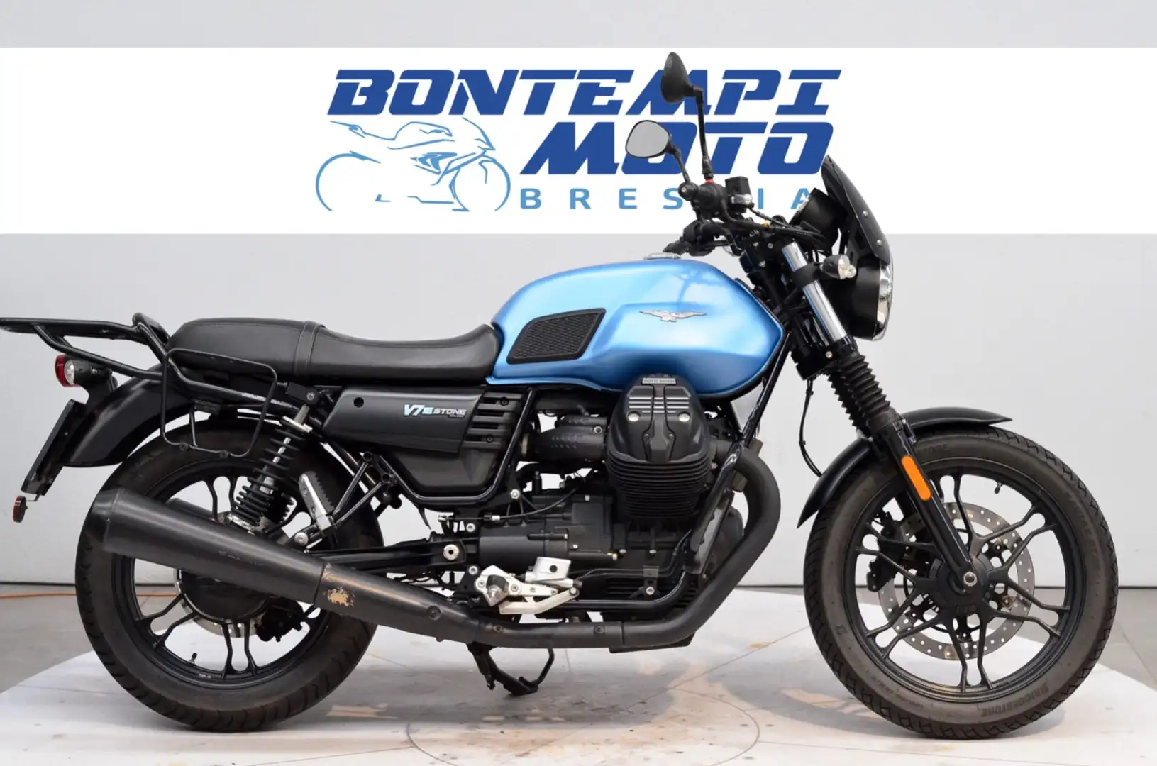 Moto Guzzi V7 III Stone 2018 - 26.000 KM plava - 1