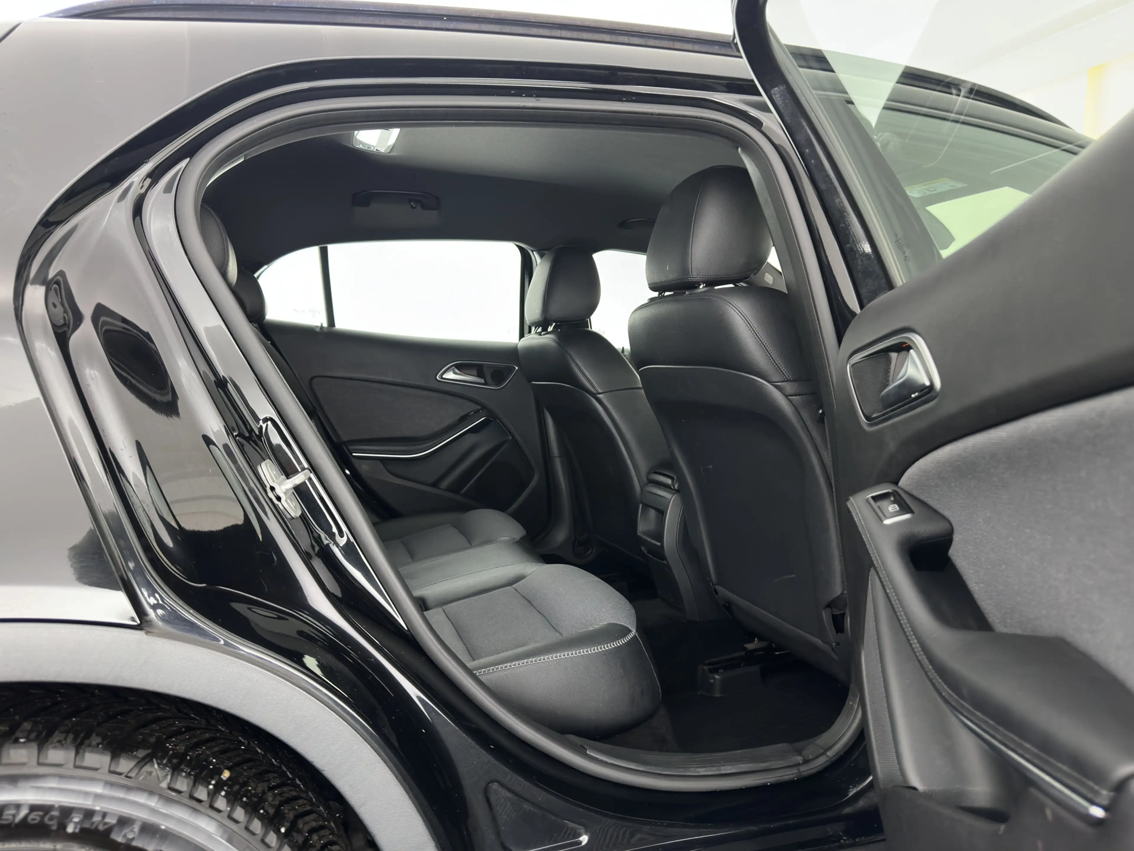 Mercedes-Benz GLA 180 d Lease Edition (INCL-BTW) *LEATHER-FABRIC | XENON — photo 12