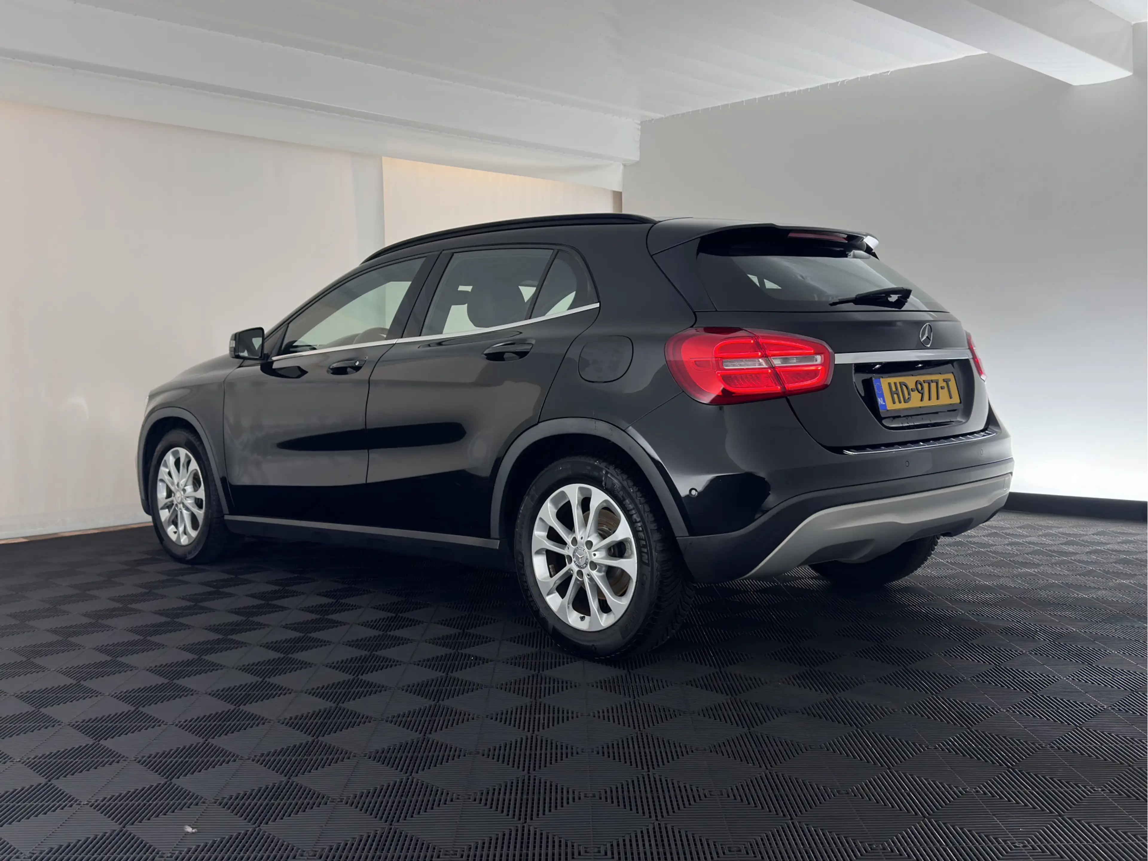 Mercedes-Benz GLA 180 d Lease Edition (INCL-BTW) *LEATHER-FABRIC | XENON — photo 4