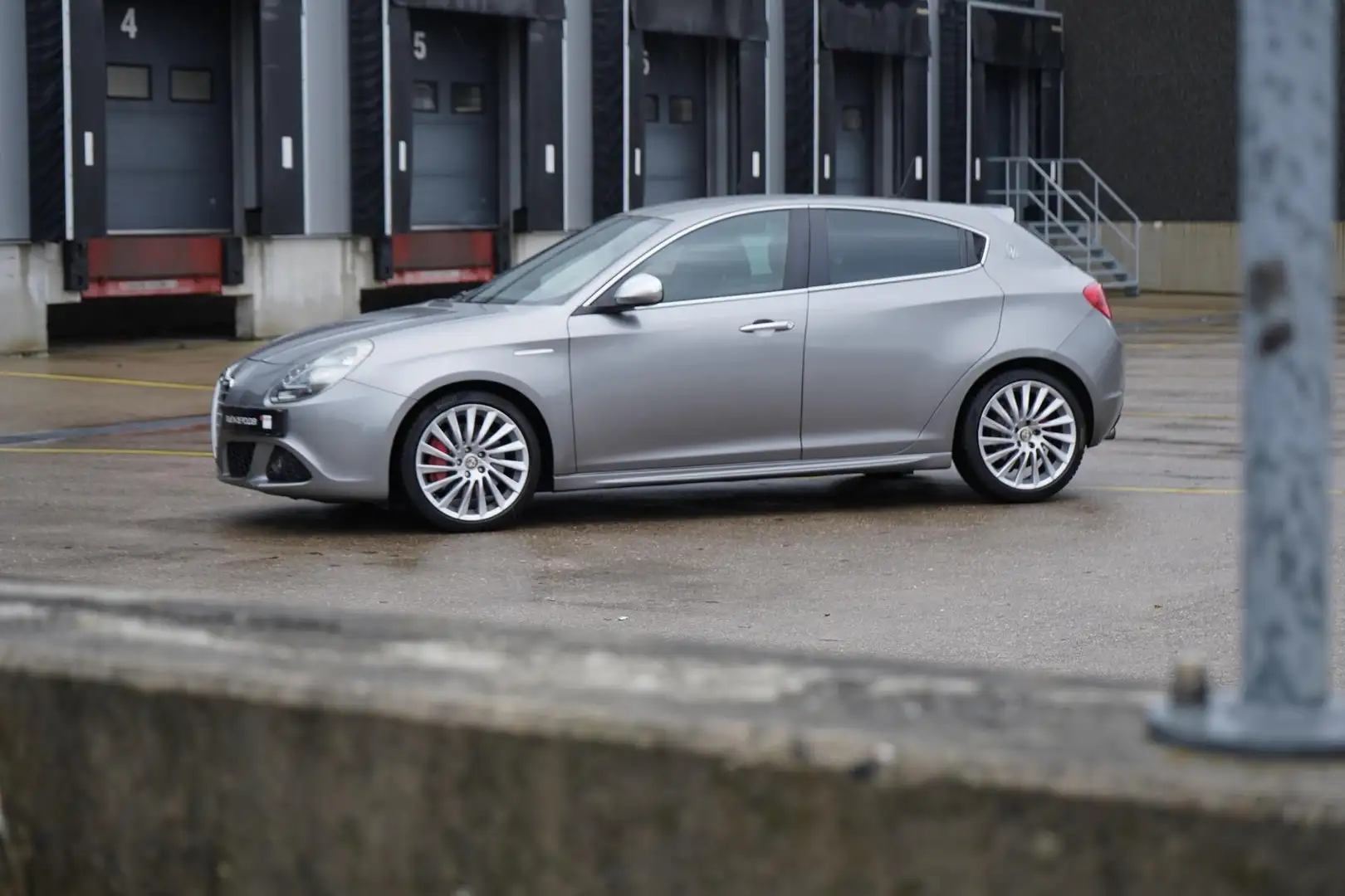 Alfa Romeo Giulietta 1.7 TBi Quadrifoglio Verde Maserati Edition Grijs - 2