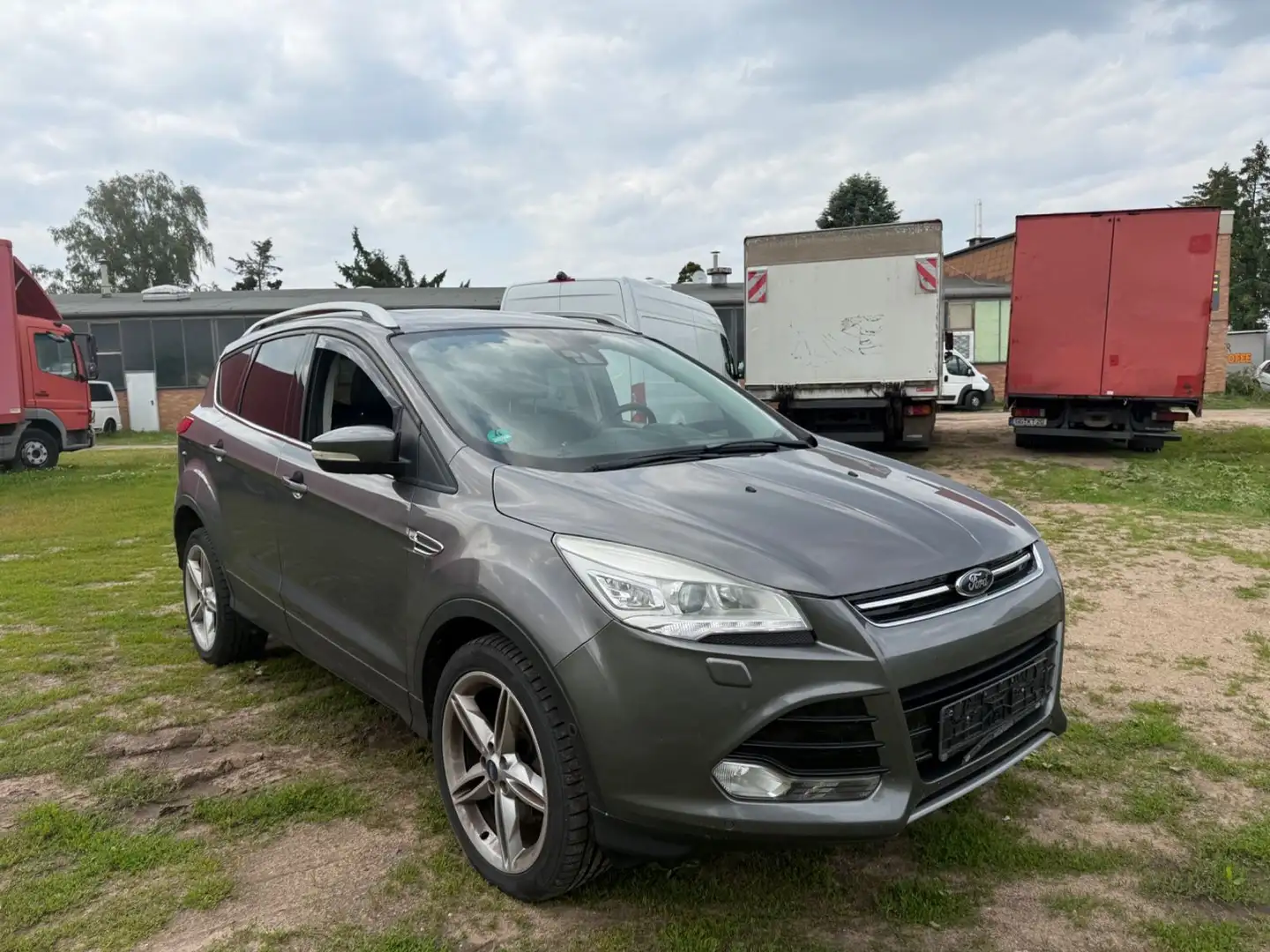 Ford Kuga 2,0 TDCi 4x4 120kW Titanium PowerShift Grau - 2