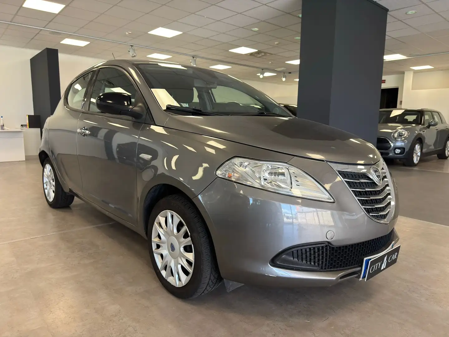 Lancia Ypsilon Ypsilon III 2011 1.2 8v Platinum 69cv Gris - 1