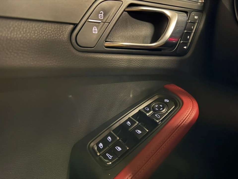 2024 Porsche Macan Base thumb 18