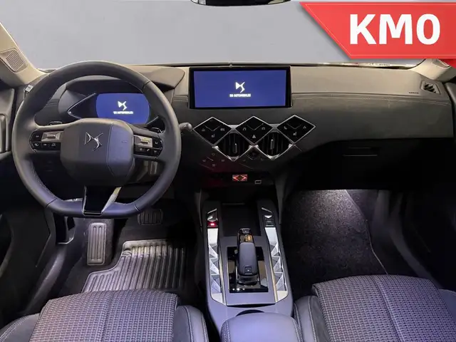 DS Automobiles DS 3 view 11