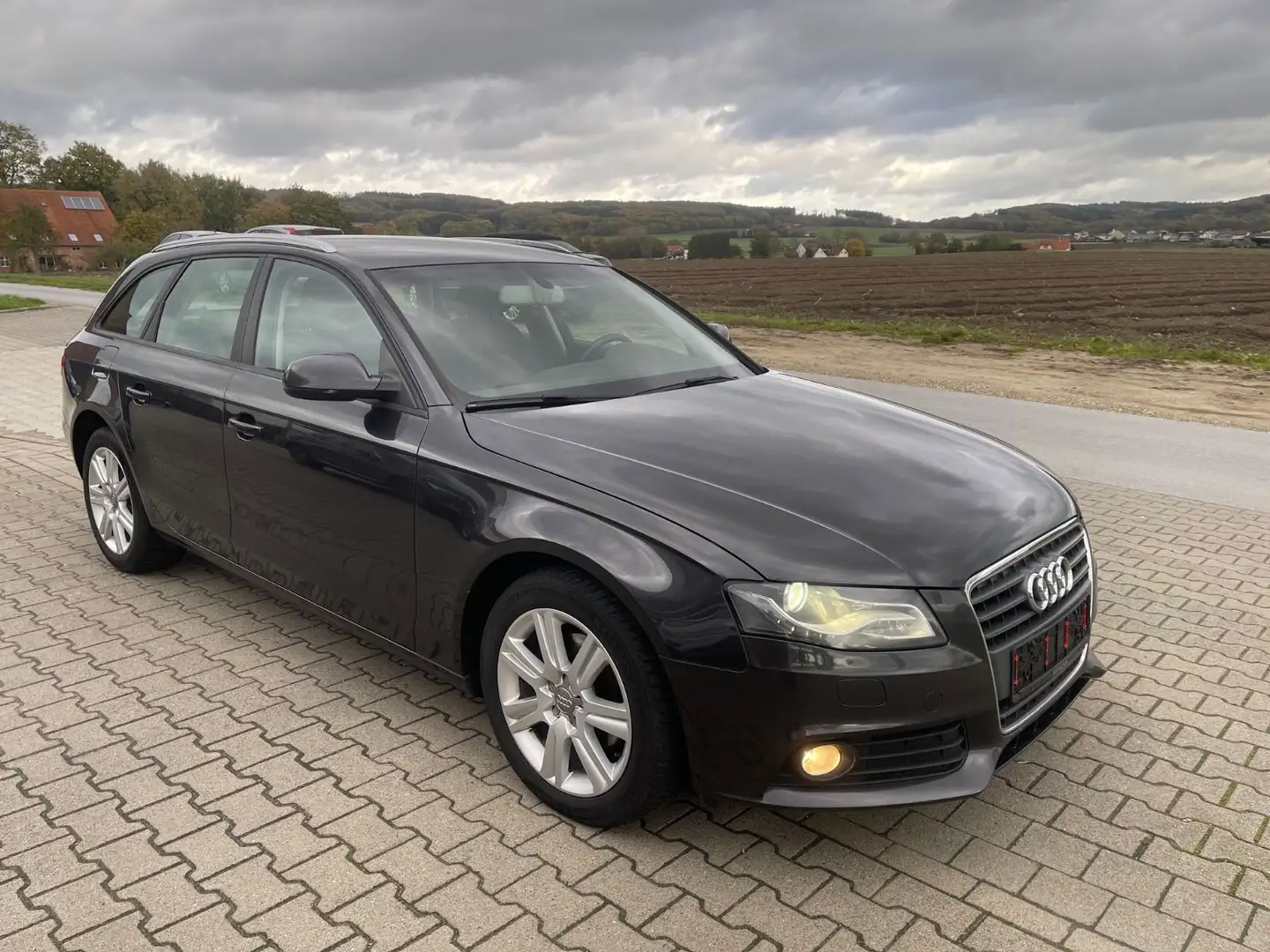 Audi A4 Avant Attraction Grau - 2