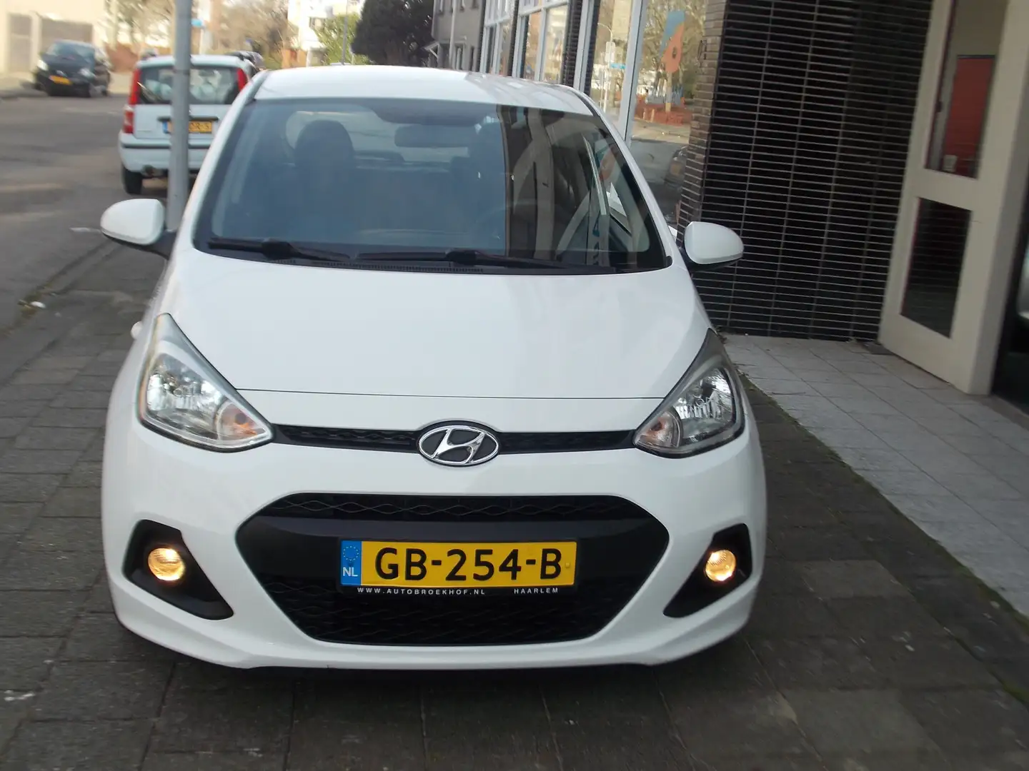 Hyundai i10 1.0i i-Motion Comfort AIRCO NAVI FIETSENDRAGER Weiß - 2