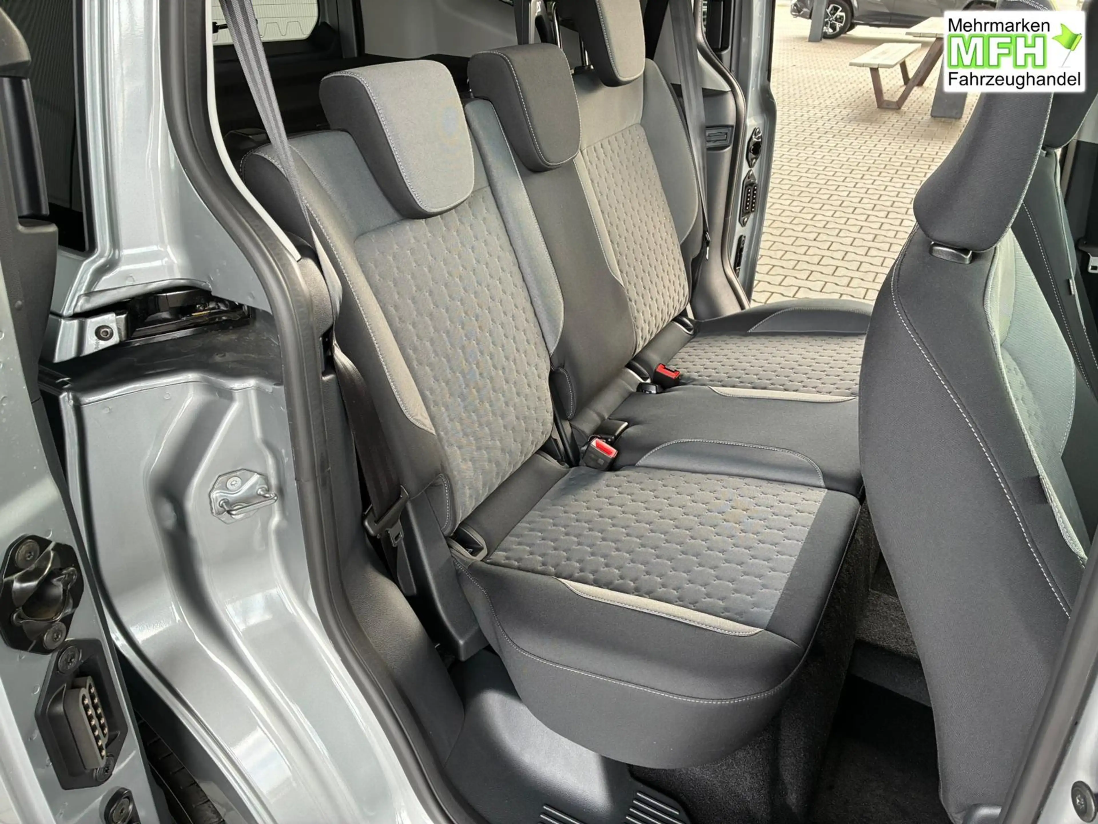 Ford Tourneo Courier Titanium 1.0 Ecoboost AT / PDC V.&H. m. Kamera ... — photo 10