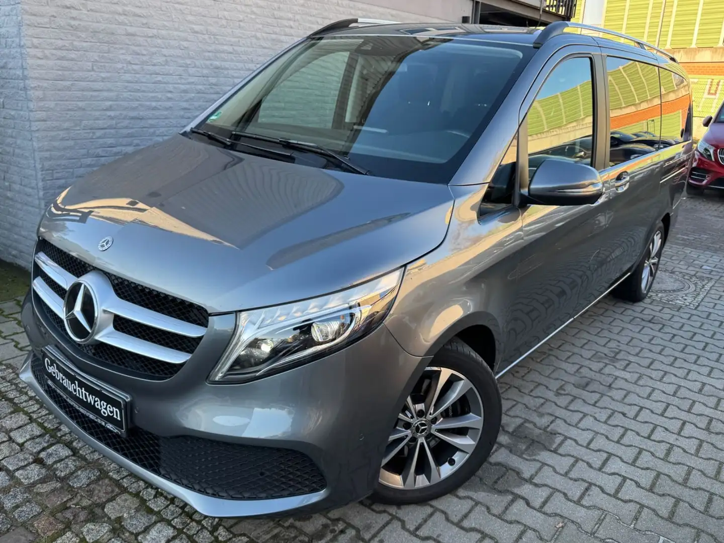 Mercedes-Benz V 250 d lang Avantgarde Sport Pano MBUX 1.Hd SH Grau - 1