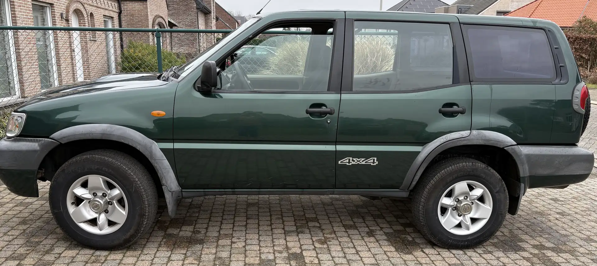 Nissan Terrano 2.7 TDi Comfort Grün - 2