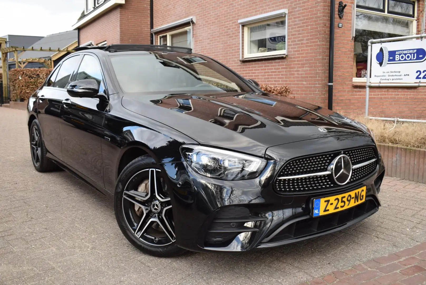 Mercedes-Benz E 300 e AMG Line PANO DAK/ADAP CRUISE/SFEERVERL/LEDER/MB Noir - 2
