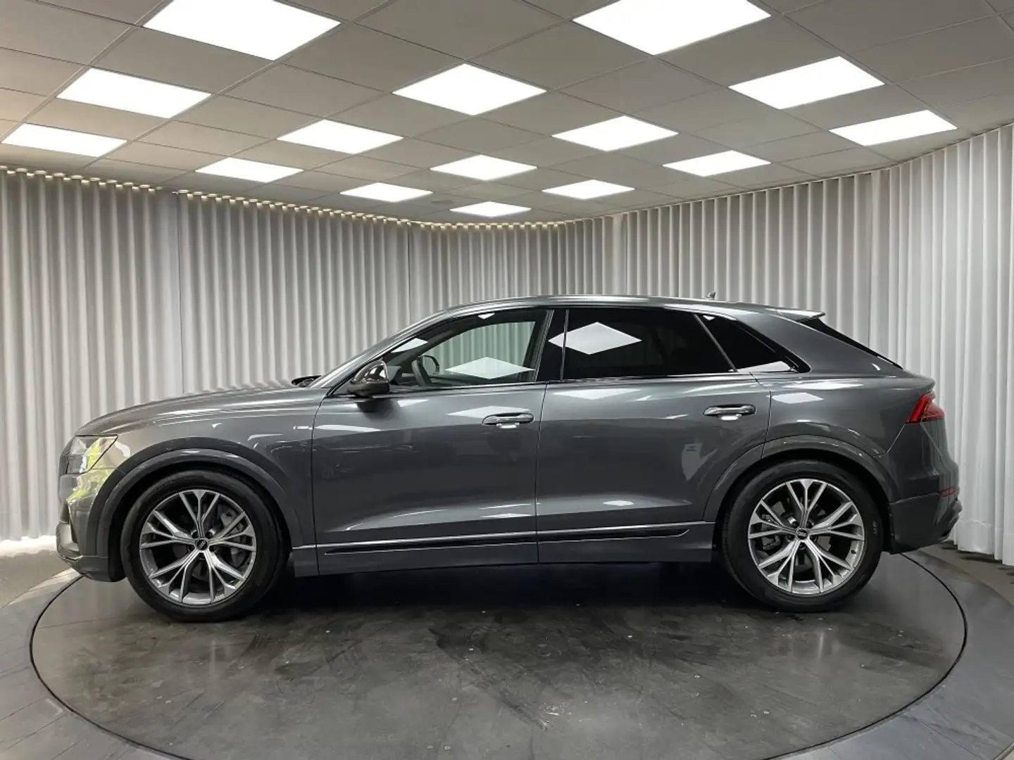 Audi Q8 55 TFSi / Quattro / S-Line / ACC / Pano dak / ... Grijs - 2