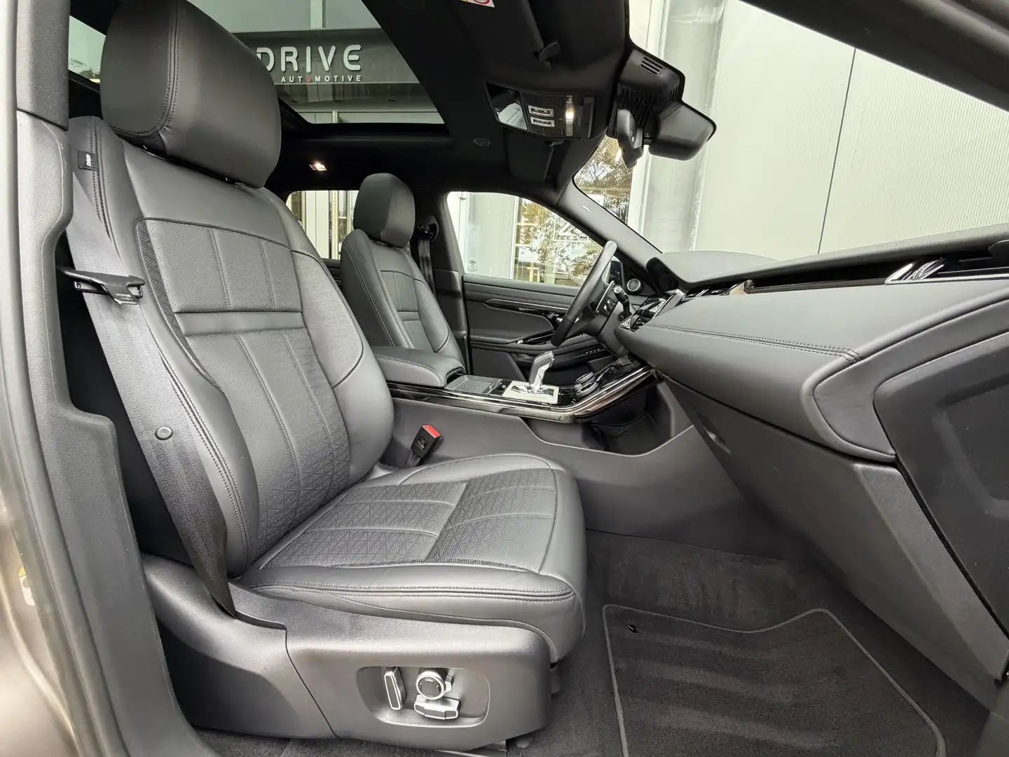 Land Rover Range Rover Evoque 1.5 P300e AWD R-Dynamic HSE Black style|Schuif/Kan Bruin - 2