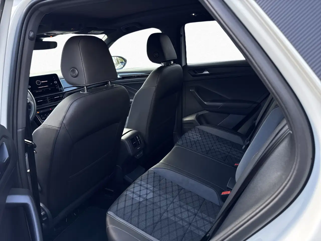 Volkswagen T-Roc R-Line 1.5 TSI 7-DSG BlackStyle PANO, миниатюра 13