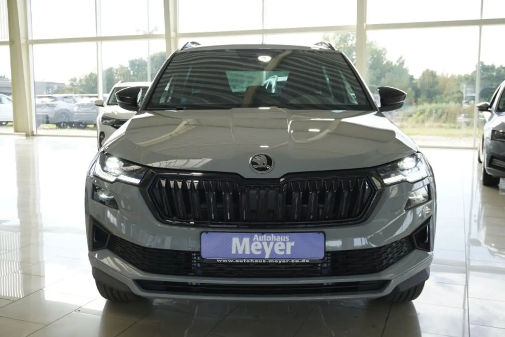 Skoda Karoq Sportline 1,5TSI DSG 4*J.Gar/aAHK/Matrix/Navi Grau - 2