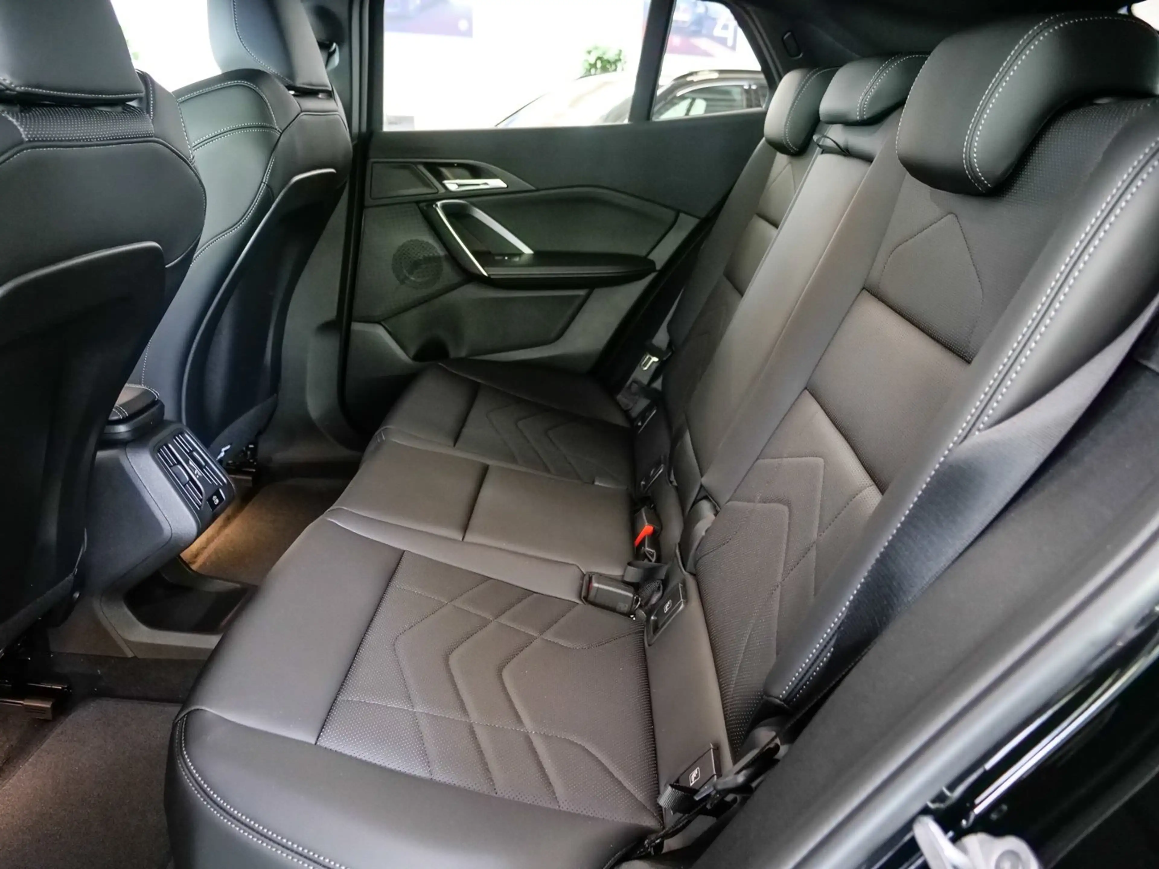 BMW iX2 xDrive30 M Sport RFK NAVI Standh. LED DAB — photo 11